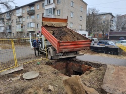 Начат сезон ремонтов люков и тепловых камер